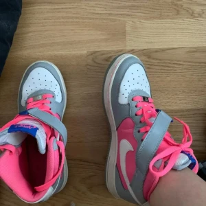 Nike skor stl 38 - Nike skor i storlek 38,har stått i garderoben ett bra tag men inte alls mycket använda.
