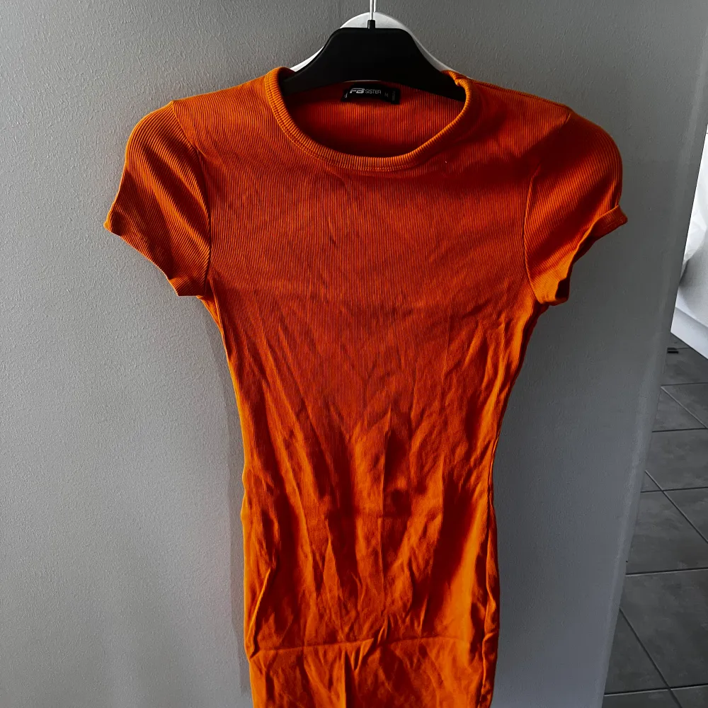 orange klänning från new yorker. aldrig använd så fint skick. Klänningar.