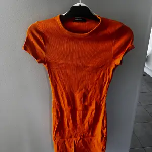 orange klänning från new yorker. aldrig använd så fint skick