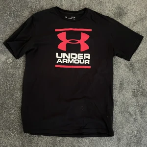 T-Shirt, Under armour - Märke: Under Armour Skick: Använd men bra skick  Passform: Loose  Köpare betalar frakten!👍🏼