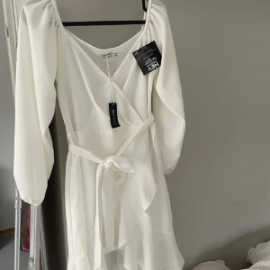Vit klänning - Fin vit klänning till studenten. Har använt en gång på studenten. Jätte bra skick. Storlek 34 men skulle även säga att de passar en 36 då du kan sjustera midjan själv 😊
