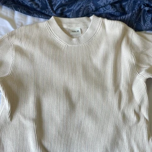 Solid tröja - Creame aktig tröja som är helt oanvänd. Fick den i present men den är för stor! Storlek M! Den är väldigt skön också!