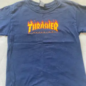 Säljer min gamla Thrasher magazine T-shirt då den inte passar mig längre. Storleken säger M fast för youth så den passar nog bättre som en s eller xs. Inga fel på tröjan och ser ny ut. Pris förhandlingsbart 