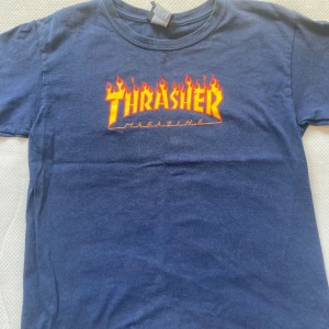 Thrasher magazine t-shirt med eldflammor  - Säljer min gamla Thrasher magazine T-shirt då den inte passar mig längre. Storleken säger M fast för youth så den passar nog bättre som en s eller xs. Inga fel på tröjan och ser ny ut. Pris förhandlingsbart 