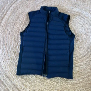 Snygg Sailracing väst - Helt ny Sailracing väst. Säljer den för den är för stor. 10/10 i skick och qr cod funkar bra. Nyköpt för ca. 3000kr tror jag. Skriv vid minsta fundering!