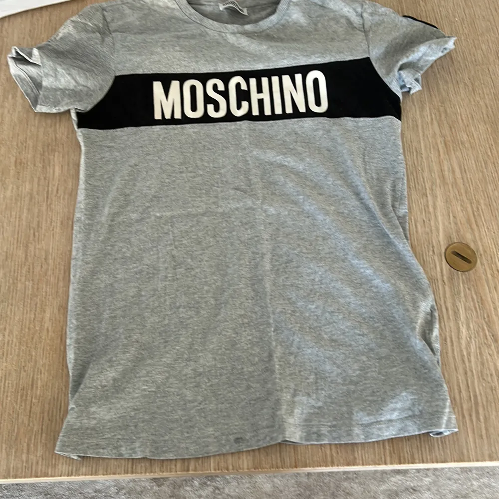 En moschino t-shirt med bra kondition  165 cm i storlek . T-shirts.