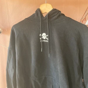 St pauli hoodie - Säljer min st pauli Hoodie då den inte används längre. Nästan aldrig använts och ser så gott som ny ut. Inga problem eller fel med hoodien. Storlek S. Priset är förhandlingsbart.