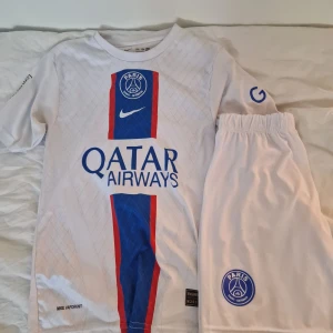 PSG Kit 2022-23 Vit - Shortsen ingår, Mbappe står det på ryggen, Skick 9/10. Ska sälja denna fina kit då den inte passar mig längre