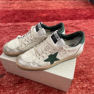 Golden Goose Ballstar  - Säljer ett par gröna golden goose i nästan nyskick  Storlek 44 Kommer med låda plus GG passport 