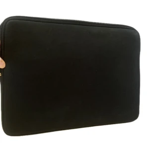 Svart datorfodral - Stilrent svart datorfodral i storlek ca 37 x 27 cm. Lite slitage på dragkedjan men i övrigt superbra skick!!