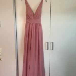 Balklänning  - Balklänning i storlek S. Bara testad en gång annars helt oanvänd. Normal i storleken och är i färgen rodna. Jag säljer den pga att jag köpte en likadan i en annan färg. Ordinarie pris 1 414kr + ca 600kr frakt