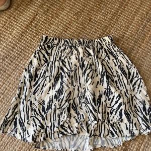 mönstrad kjol - Jättesöt kjol som tyvvär blivit för liten för mig. Den är stretchiga så passar flera storlekar💕