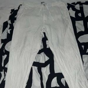 linnebyxor  - säljer min killes linnebyxor från zara, knappt använda!💕