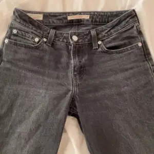 Säljer mina lågmidjade superfina lågmidjade Levi’s jeans som tyvärr blivit för små, nästan aldrig använda. Priset går att diskuteras vid snabb affär💞hör av dig vid funderingar!!