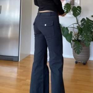 Supersnygga mörkblå jeans från Brandy Melville. Säljer då de är för små! Är 173/175 cm och modellen är smått bootcut. Skriv om frågor😊