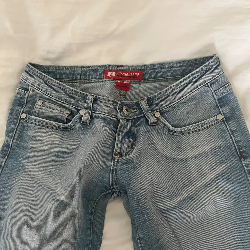 Säljer nu dessa ljusblå lågmidjade jeans som är köpta här på Plick! Första bilden är lånad😊Midjemått rakt över 36cm, innerbenslängden 82cm💕slitna längst ner där bak som man ser på sista bilden! Skriv för frågor eller fler bilder. Jeans & Byxor.