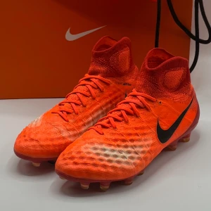 Nike Magista Obra 2 Elite ACC FG ’Total Crimson’ - Endast testade, ser helt nya ut! Allt ingår: påse, skor och låda. Väldigt sällsynta och svåra att få tag i!
