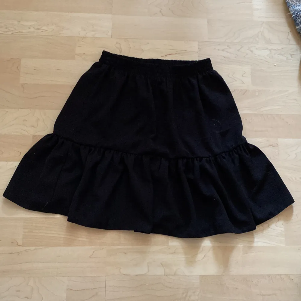 Intresse koll på denna svarta kjol från new look, i strl 36🌷 Skriv prisförslag privat. Köparen står för frakt🌸 Kontakta för fler bilder eller vid funderingar🌸🌸. Kjolar.