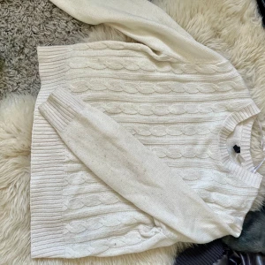 Vit tröja  - Kommer inte till andvönding 💖