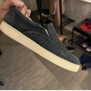 Bottega veneta slip ons, mörkblå, 43 sitter större. Först till kvarn!