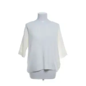 Säljer denna supersnygga stickade tröja med trekvartsärm, nyskick och inga defekter alls! 💕💕