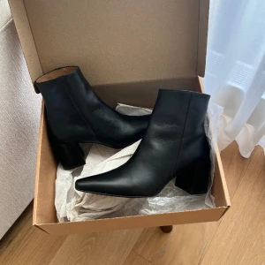 Stövlar Flattered - Oanvända. Nypris 3 295 SEK (andra bilden är lånad)