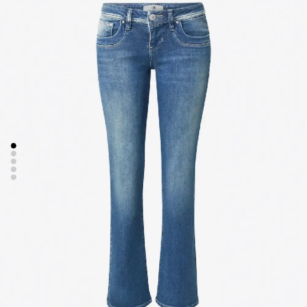 Säljer dess ltb jeans i storlek 26/32, de är i väldigt bra skick, lite små slitningar längst ner men inget som märks. . Jeans & Byxor.