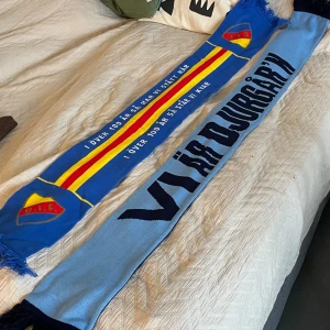Djurgården halsdukar - 150kr för en eller 250 kr för båda.  Båda är helt oanvända. Båda är säsongshaldukar så går ej att köpa i butik. Ena halsduken har olika färg på varje sida, se bild.  Först till kvarn, kan hämtas på söder eller postas.