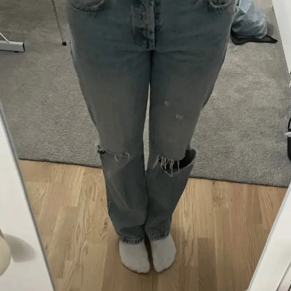 Snygga jeans från zara då de är för stora. De är lite slitna längst ner på benen men inget man lägger märke till. Köparen står för frakt Nypris: 499. Jeans & Byxor.