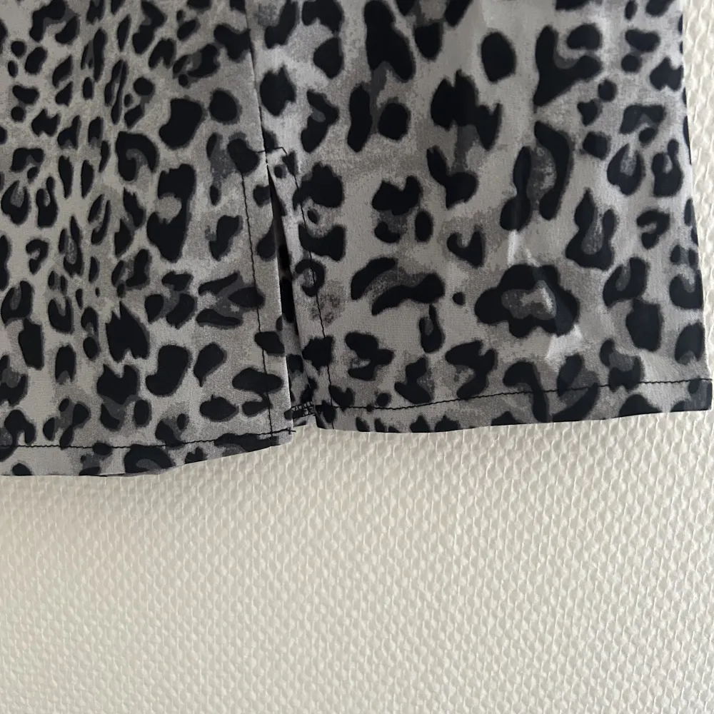 Leopardkjol med en liten slits. Aldrig använd. Kjolar.