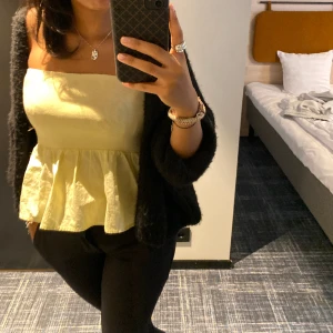 Gul bandeu topp - Gul bandeu topp från zara! Bara fråga om fler bilder!