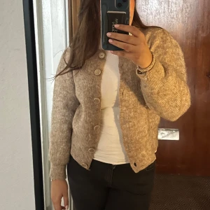 Kofta  - Säljer denna jättefina bruna stickade koftan, då den inte kommer till användning. Är i superfint skick 💞