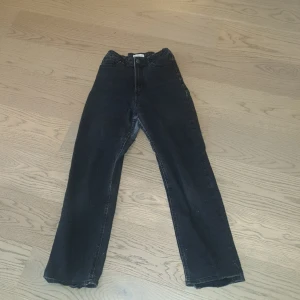 VANJA Vida high waist jeans - De funkar väldigt bra men jag har bara växt ur de. Längst ner är de lite slitna men det är inget som stör. 