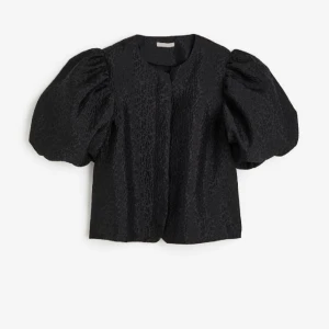 SÖKER - Söker denna topp från H&M i storlek s alternativt xs, m. 