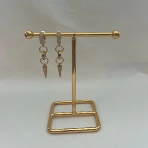 ÖRHÄNGEN - Super snygg örhängen! Finns i guld men kan göra liknande i silver.  Köp för 109kr/st Eller 199kr/paret. Modell 129 Smyckes ställningen finns även att köpa för 299kr!