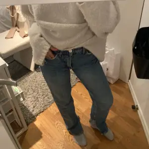 Super fina blåa jeans med en liten slits längst ner vid byxorna. Köpa för 500kr, inga defekter eller slitage 🩵