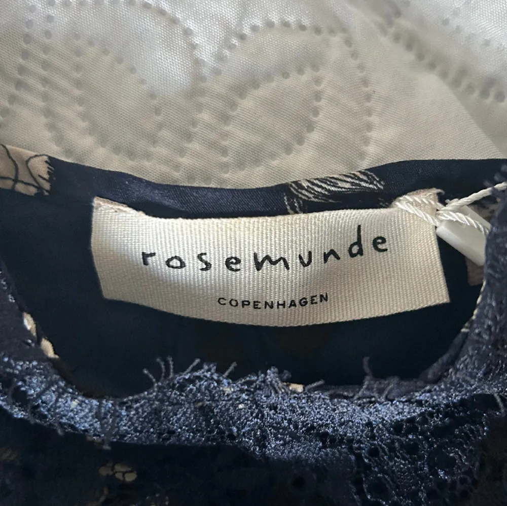 Så fint linne från Rosemunde. . Toppar.