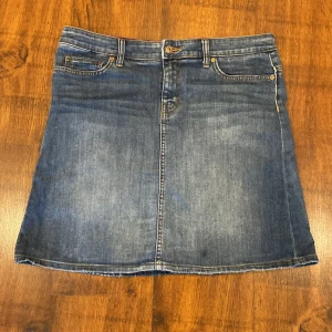 Jeanskjol strl 42 - Jeanskjol från hm logg. Strl 42. 