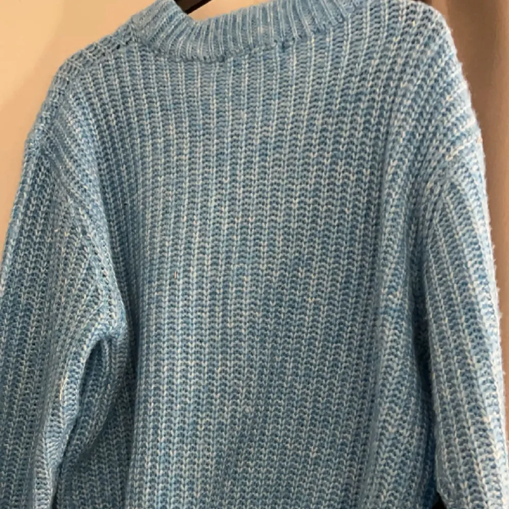 Jättefin blå stickad tröja från lager 157. Använd en gång, då färgen inte riktigt va min smak. Säljs inte längre. . Tröjor & Koftor.