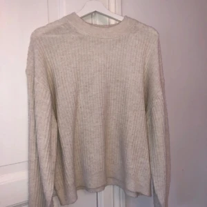 Stickad tröja  - Beige, använd en del men superbra skick utan hål. 💗