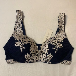 Helt ny intimisimi bh💕 - Säljer mina fina blåa intimisimi bh i pretty flowers💕 säljer pga att den inte passade. Helt oanvänd❤️ storlek: 75C❤️ Prislappen sitter kvar💕