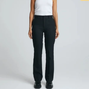 Bikbok kostymbyxor - Säljer mina svarta populära kostymbyxor från bikbok då jag inte passar de längre! de är i storlek 34 och inte mycket använda, skulle också kunna tänka mig byta mot den lågmidjade modellen stl 36! för frågor eller egna bilder är bara att höra av sig 💖