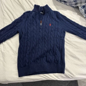 Ralph Lauren half zip - Jätte snygg half zip till killar, säljer pga att den är för stor. Den är mörkblå och helt oanvänd. Pris kan diskuteras. 
