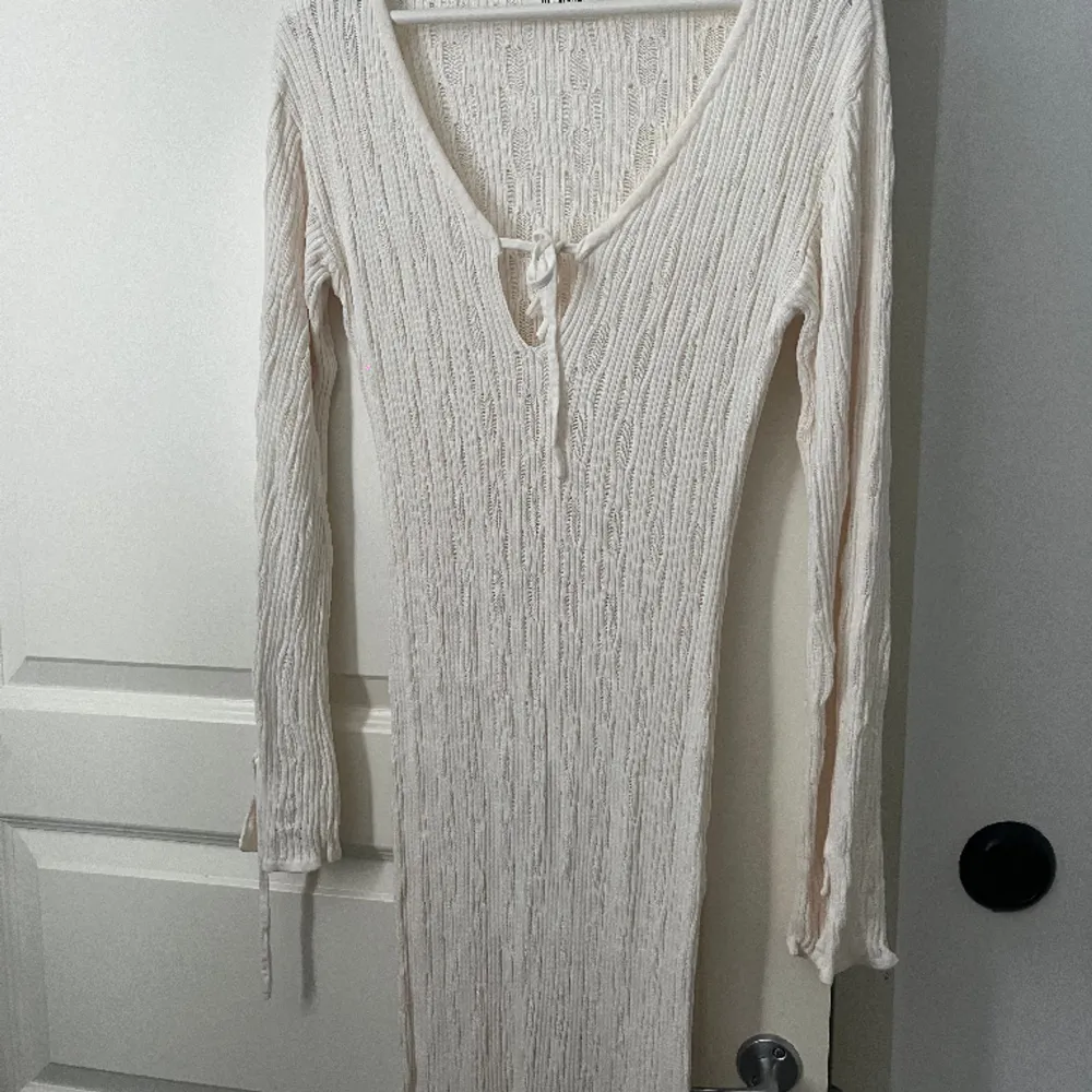 En lång vit virkad klänning från 4th & reckless. Nypris 700kr men säljer för 300kr💕. Klänningar.