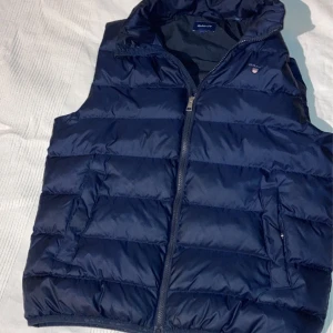 Gant väst - Snygg Gant väst bra till våren.  Västen är i fint skick och har inga skador. Storlek 170(S) Nypris 1100