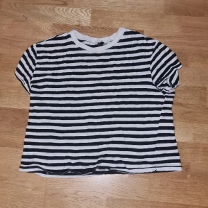 Randig T-shirt  - Storlek L randig tröja från h&m den är för liten för mig men inte cropad och bra på sommaren 