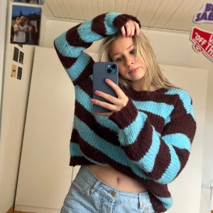 Edgy tröja - Supercool stickad tröja , använd typ 2 gånger, ser ut som ny! Fråga gärna om fler bilder så tar ja det, från pieces 😊