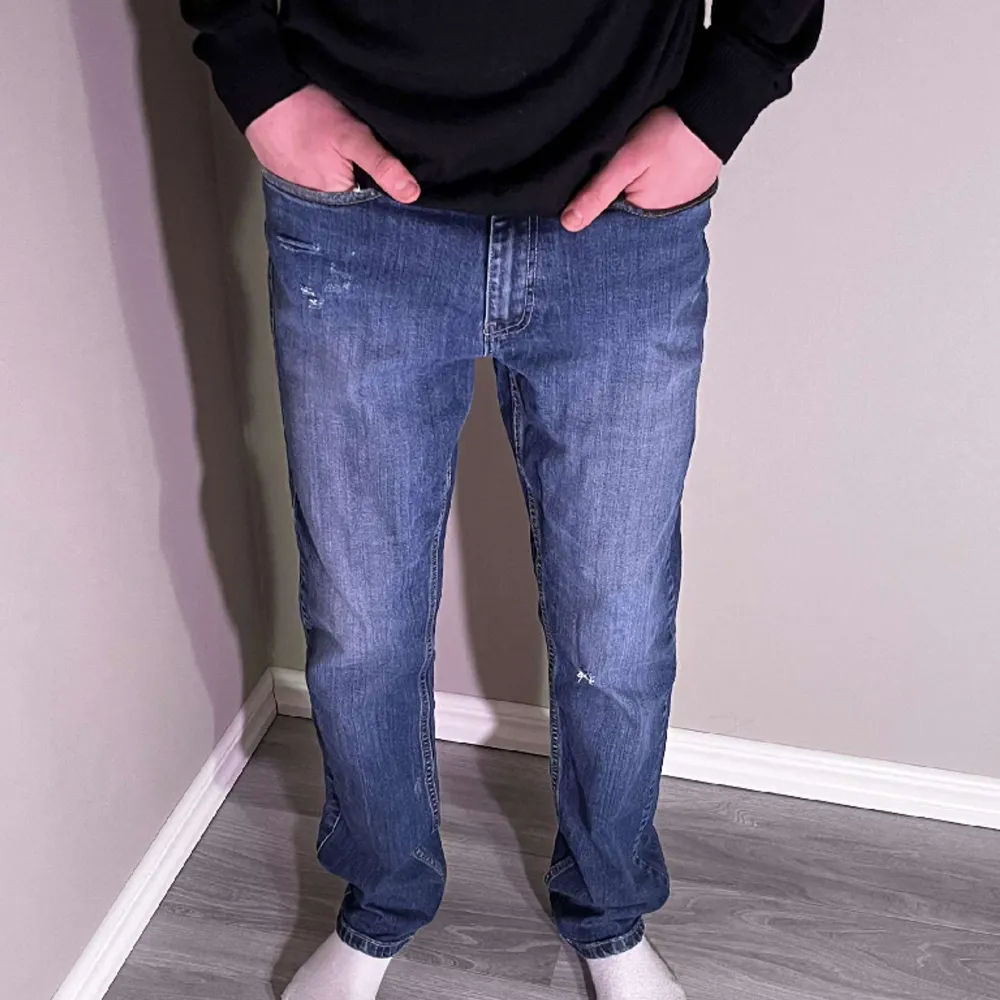 Säljer ett par snygga jeans. Modellen är cirka 180. Hör av er om ni har några frågor😀. Jeans & Byxor.