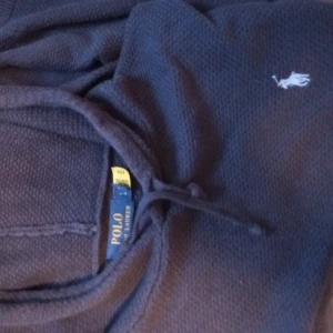 Ralph Lauren hoodie  - Plagget är att nyköpt sommaren 2023 för 2200 kr. Använt sparsamt. Hel och ren och tvättad 2 gg. Säljes för 400 kr.