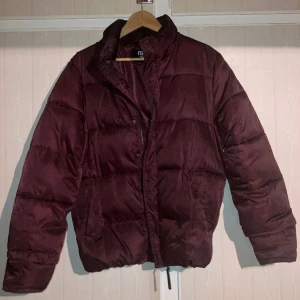 Vinröd jacka - Varm jacka står st xs men är mer än stor smal eller medium